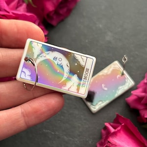 Aros de acrílico iridiscente con forma de luna y tarot - Latón chapado en oro/tono plateado - Aros reversibles con dijes de cartas del sol, la suma sacerdotisa o el diablo