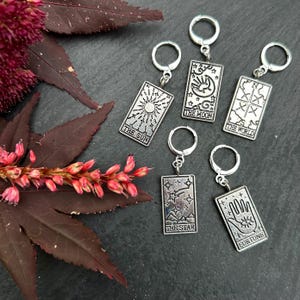 Aros de aro con diseño de carta del tarot: aros de latón plateado. Disponibles individualmente o combinados para crear un conjunto personalizado. Aros Mystic Witchy.