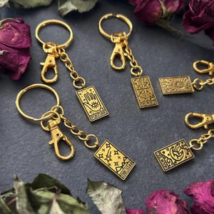 Amuleto/llavero para bolsa de tarot, tono dorado con cierre grande, con diseño de sol, fortuna, luna, mundo o estrella, con forma de carta mágica gótica y de brujas, estilo bohemio