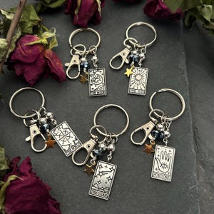 Tarot Taschenanhänger / Schlüsselanhänger - Silberfarbener großer Verschluss - Funkelndes Glas - Sonne, Fortune, Mond, Welt oder Stern Design - Witchy Goth Gürtel Clip
