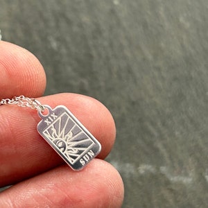 Collier tarot soleil en argent sterling véritable - chaîne fine 925, pendentif à breloque carte rectangle gravé - bijoux bohèmes célestes poinçonnés