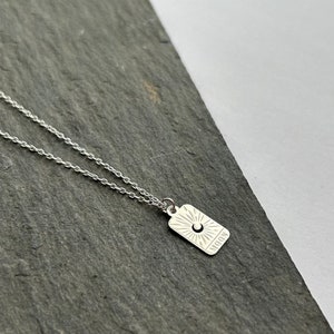Collar de luna de plata de ley - Cadena fina 925, colgante rectangular con carta del Tarot grabada - Joyería celestial bohemia con sello distintivo