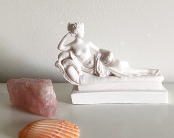 Venus Figurine - Reclining Goddess Plaster Ornament - Greek Aphrodite Small White Statue - Romantic Classic Art Home / Alter Pretty Decor