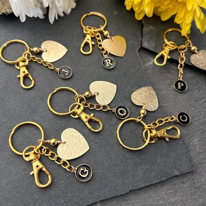 Dije/Llavero con inicial para bolso - Dije de corazón de latón dorado, letra de esmalte negro - Llavero con nombre personalizado estilo bohemio dorado