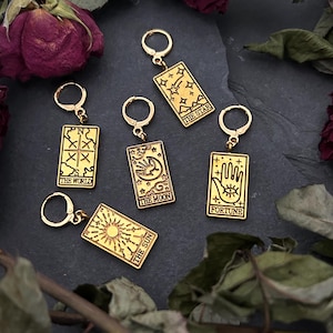 Pendientes de aro con diseño de carta del tarot: aros Huggie de latón chapado en oro de 18 quilates. Disponibles individualmente o combinados para crear un conjunto personalizado. Aros Mystic Witchy.