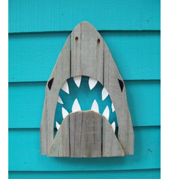 Hai-Dekor aus Holz, hergestellt aus recyceltem Zaun Holz. Kiefer, Great White, Outdoor-Kunst