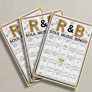 Puede incluir: Tres tarjetas de Bingo de R&B Soul Music con detalles dorados. Las tarjetas presentan el texto "R&B Soul Music Bingo" en dorado, junto con títulos de canciones y nombres de artistas. Las tarjetas tienen un borde dorado y decoraciones de notas musicales.