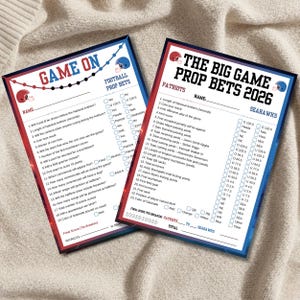 Puede incluir: Dos hojas impresas con apuestas de fútbol para el Big Game 2026. Una hoja se titula "Game On" y la otra "The Big Game Prop Bets 2026". Ambas hojas tienen un esquema de color rojo, blanco y azul con gráficos de cascos de fútbol.