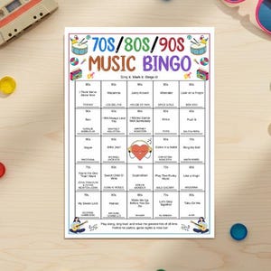 Puede incluir: Una colorida hoja de juego de Bingo musical de los 70/80/90 con títulos de canciones y nombres de artistas. La hoja de juego tiene un fondo blanco con una cuadrícula de títulos de canciones. El texto "70s/80s/90s Music Bingo" está en la parte superior.