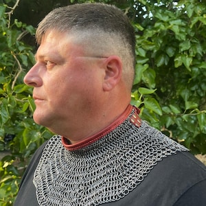 Gorgerin fait main en cotte de mailles avec lanières en cuir – GN et armure de cosplay
