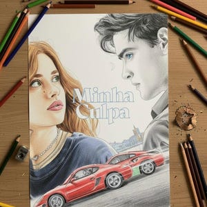 Könnte beinhalten: Buntstiftzeichnung eines Buchcovers mit dem Titel "Minha Culpa" mit einer Frau mit roten Haaren und einem Mann mit blauen Augen. Unten ist ein roter Sportwagen abgebildet. Buntstifte und ein Spitzer umgeben das Kunstwerk.