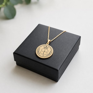 Crowned Four-Leaf Clover Round Pendant | Photo Frame Necklace