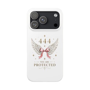 Könnte beinhalten: Weißes Handycase mit einem Design mit Engelsflügeln, einer rosa Schleife, der Zahl 444 und den Worten "YOU ARE PROTECTED" in Gold. Das Case hat ein Kameramodul mit drei Objektiven.