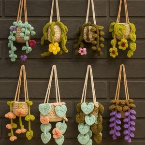Peut inclure: Collection de huit jardinières suspendues au crochet faites à la main. Chaque jardinière présente un motif de panier tissé avec divers détails de plantes et de fleurs retombantes dans des tons de vert, rose, jaune et violet. Les jardinières sont suspendues à des cordons beiges.