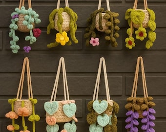 Op de afbeelding: Een verzameling van acht handgemaakte gehaakte hangende plantenbakken. Elke plantenbak heeft een geweven mandontwerp met verschillende hangende plant- en bloemdetails in groen, roze, geel en paars. De plantenbakken hangen aan beige koorden.