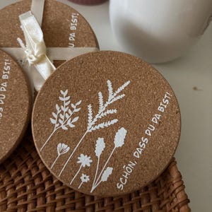 Korkuntersetzer „Schön, dass du da bist!“ mit Blumenmotiv | Tischdeko | Gastgeschenk | 4 Untersetzer aus Kork | Geschenk Gäste | Einzug