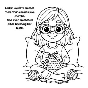 Pu&ograve; includere: Illustrazione in bianco e nero di una ragazza con gli occhiali che fa l'uncinetto seduta su un letto con due gomitoli di lana. Il testo recita: "A Larkin piaceva fare l'uncinetto pi&ugrave; di quanto i biscotti amino le briciole. Faceva l'uncinetto anche mentre si lavava i denti."