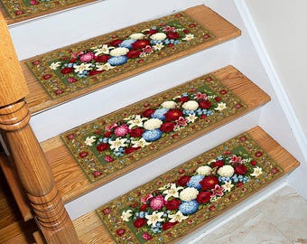Florale Treppenstufen: Rutschfester Treppenteppich im Vintage-Stil