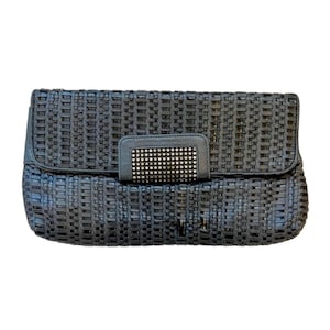 Clutch vintage de piel tejida con cierre de diamantes de imitación