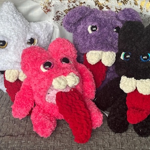 Op de afbeelding: Een witte keramische mok met een zwart handvat en de tekst "But First, Coffee" in een zwarte, vette letter. De mok staat op een wit oppervlak.