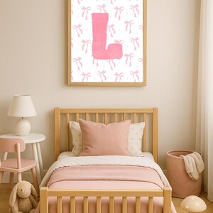 Arte mural con la letra L rosa: impresión digital del alfabeto para la habitación de una niña, sala de juegos o habitación infantil. Decoración con temática de lazos.