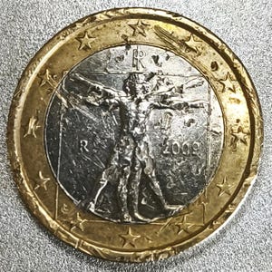 Op de afbeelding: Een euromunt met een goudkleurige buitenring en een zilverkleurig midden. Het midden toont de Vitruviusman, met het jaar 2009 zichtbaar. De buitenring heeft sterren.