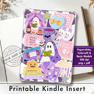 Op de afbeelding: Een digitale, printbare Kindle-inzet met een collage van Halloween-illustraties, waaronder geesten die boeken lezen, een paarse mok, een VHS-band, een pompoen, popcorn en een pyjama, inclusief diverse teksten in het ontwerp.