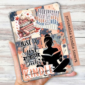 Könnte beinhalten: Kindle-Einsatz mit einem Patchwork-Design mit Aufklebern zum Thema Bücher. Die Aufkleber zeigen Bücherstapel, Kürbisse und die Sätze "Booktrovert" und "Just a Girl Who Loves Books". Eine Silhouette einer lesenden Person ist ebenfalls abgebildet.