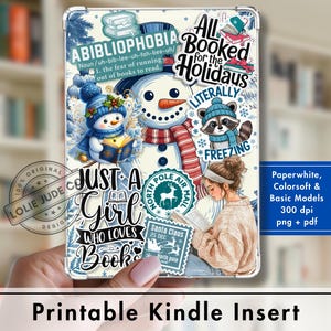 Peut inclure: Un insert Kindle imprimable rectangulaire présentant un collage d'illustrations sur le thème de l'hiver, incluant un bonhomme de neige, un raton laveur et une personne lisant. Le texte inclut ABIBLIOPHOBIA, All Booked for the Holidays et Just a Girl Who Loves Books.