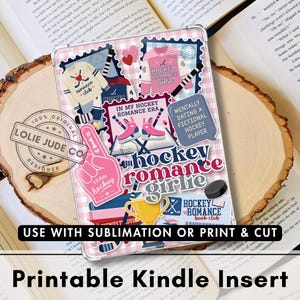 Può includere: Un inserto trasparente per Kindle con sfondo a quadretti vichy rosa e bianco, decorato con adesivi a tema hockey che includono maglie, pattini, un trofeo dorato, un dito in gommapiuma e il testo "hockey romance girlie" e "mentally dating a fictional hockey player."