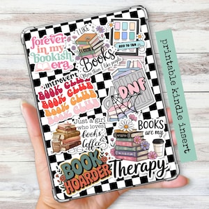 Könnte beinhalten: Eine transparente Kindle-Hülle mit einem schwarz-weiß karierten Hintergrund, bedeckt mit bunten Aufklebern mit Buchmotiven. Die Aufkleber enthalten Sätze wie "Book Club", "Books are my therapy" und "Book Hoarder."
