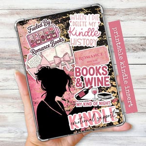 Può includere: Inserto trasparente per custodia Kindle con un design rosa e oro. L'inserto presenta adesivi con testo come "Fueled By Romance Books", "Books & Wine" e "Kindle Emotional Support". È presente anche una silhouette di donna.