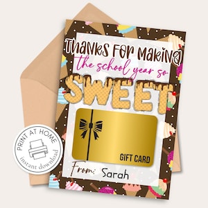 Könnte beinhalten: Eine goldene Geschenkkarte mit einem schwarzen Schleifenmuster. Die Karte befindet sich in einer Grußkarte mit dem Text "Thanks For Making the school year so SWEET". Die Karte hat ein braunes Eiswaffelmuster.