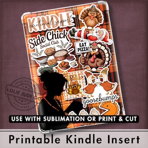 Könnte beinhalten: Ein rechteckiger Kindle-Einsatz mit orange-schwarzem Karomuster-Hintergrund und verschiedenen Aufklebern zum Thema Thanksgiving. Die Grafiken zeigen einen Truthahn, den Weihnachtsmann, Gänse, Speisen und den Text Kindle emotional support, Side Chick Social Club, Eat Pizza, Gobble und goosebumps.