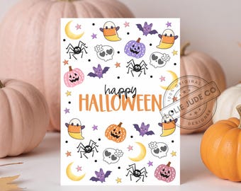 Puede incluir: Una tarjeta de felicitación rectangular blanca con un patrón repetitivo de iconos de Halloween que incluye murciélagos morados, arañas negras, calabazas naranjas y rosas, calaveras con flores, dulces, lunas amarillas y estrellas con el texto happy HALLOWEEN.