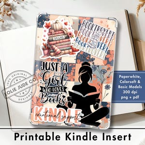 Op de afbeelding: Een doorzichtige Kindle-inzet met een patchwork bloemenachtergrond, een stapel boeken met een pompoen, de tekst "Just a girl who loves books", een silhouet van een lezend persoon en de tekst "Booktrovert" en "Kindle emotional support."