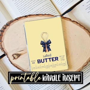 Könnte beinhalten: Eine gelbe Kindle-Hülle mit einer Illustration von Schneebesen und Schleife, beschriftet mit "salted butter". Enthält eine Maßtabelle und den Text "printable kindle insert."