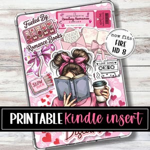 Puede incluir: Un inserto rosa para Kindle con un diseño que presenta a una mujer leyendo un libro, sosteniendo una taza de café y rodeada de pegatinas. Las pegatinas incluyen corazones, lazos y el texto "Fueled By Romance Books" y "Printable Kindle insert."