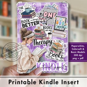 Könnte beinhalten: Ein lila karierter Kindle-Einleger mit einer zentralen Illustration einer lesenden Person, umgeben von verschiedenen Aufklebern zum Thema Bücher mit Texten wie THE BOOK IS ALWAYS BETTER, BOOKS are my Therapy, I LIKE BOOKS More than I like people und KINDLE emotional support.