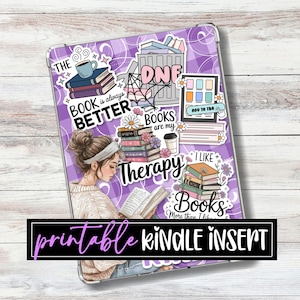 Könnte beinhalten: Eine transparente Kindle-Hülle mit einem lila-weißen Design mit Aufklebern zum Thema Bücher und einer lesenden Frau. Der Text enthält "The Book is Always Better", "Books are my Therapy" und "I Like Books". Der Text "printable kindle insert" ist ebenfalls sichtbar.