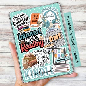 Könnte beinhalten: Eine türkisfarbene Kindle-Hülle mit verschiedenen Aufklebern, darunter Sätze wie "Introvert Mode: Reading" und "Just one more chapter forever". Die Aufkleber zeigen Bücher, Kaffee und den Text "emotional support".