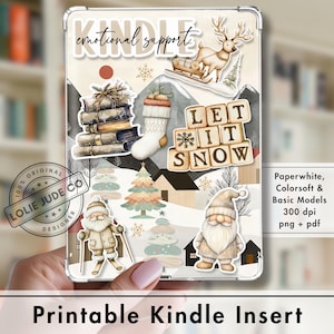Pode incluir: Um inserto retangular para Kindle com tema de inverno, apresentando ilustrações de uma pilha de livros, uma meia de natal, uma rena num trenó, um esquiador e um gnomo. O texto diz Kindle emotional support e Let it snow. Fundo com montanhas e árvores.
