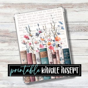 Może przedstawiać: Przezroczysta wkładka do Kindle z motywem kolorowych kwiatów i zabytkowych książek. Wkładka zawiera tekst z opowiadania oraz słowa "Printable Kindle Insert" w czarnym banerze.