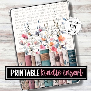 Könnte beinhalten: Ein Kindle-Insert mit einem Aquarelldesign aus bunten Blumen und alten Büchern. Der Einsatz hat den Text "PRINTABLE Kindle insert" in einem schwarzen Rechteck und einen Kreis mit der Aufschrift "now fits FIRE HD 8".