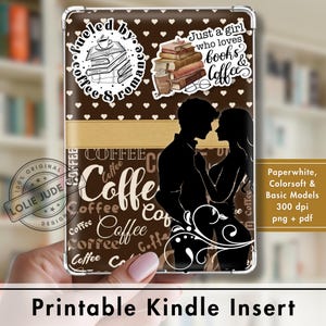 Può includere: Un inserto rettangolare per Kindle con sfondo marrone a cuori bianchi, una pila di libri e testo a tema caffè. Mostra le frasi "fueled by coffee & romance" e "Just a girl who loves books & coffee" accanto alla silhouette di una coppia.