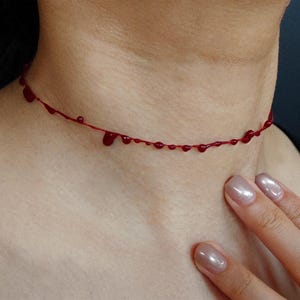 Collier pendentif goutte rouge, collier goutte de sang, cadeau d'Halloween, bijoux gothiques, cadeau vampire, bijoux réactifs aux UV, esthétique Dark Academia
