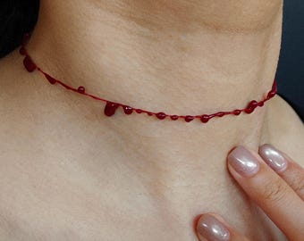 Collar con colgante de gota roja, collar con gota de sangre, regalo de Halloween, joyería gótica, regalo de vampiro, joyería reactiva a los rayos UV, estética de Dark Academia.