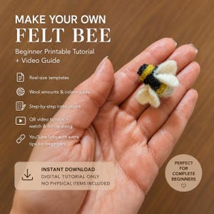 Puede incluir: Una pequeña abeja de lana fieltrada en colores negro, amarillo y blanco. El texto dice: MAKE YOUR OWN FELT BEE, Beginner Printable Tutorial + Video Guide, Real-size templates, Wool amounts & colors guide, Step-by-step instructions, QR video tutorial, YouTube links, INSTANT DOWNLOAD DIGITAL TUTORIAL ONLY NO PHYSICAL ITEMS INCLUDED, PERFECT FOR COMPLETE BEGINNERS.