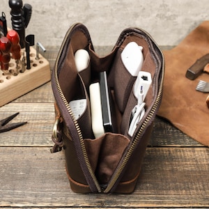 Personalisierte Leder Tech Organizer Tasche | Handgefertigtes Reise-Etui für Kabel, Ladegeräte & Gadgets | Weihnachtsgeschenke
