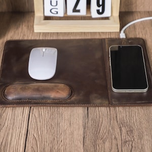 Personlig lädermusmatta | Musmattor med telefonladdare | 15W snabbladdningsmatta | Crazy Horse läderpresent till pappa chefspresent